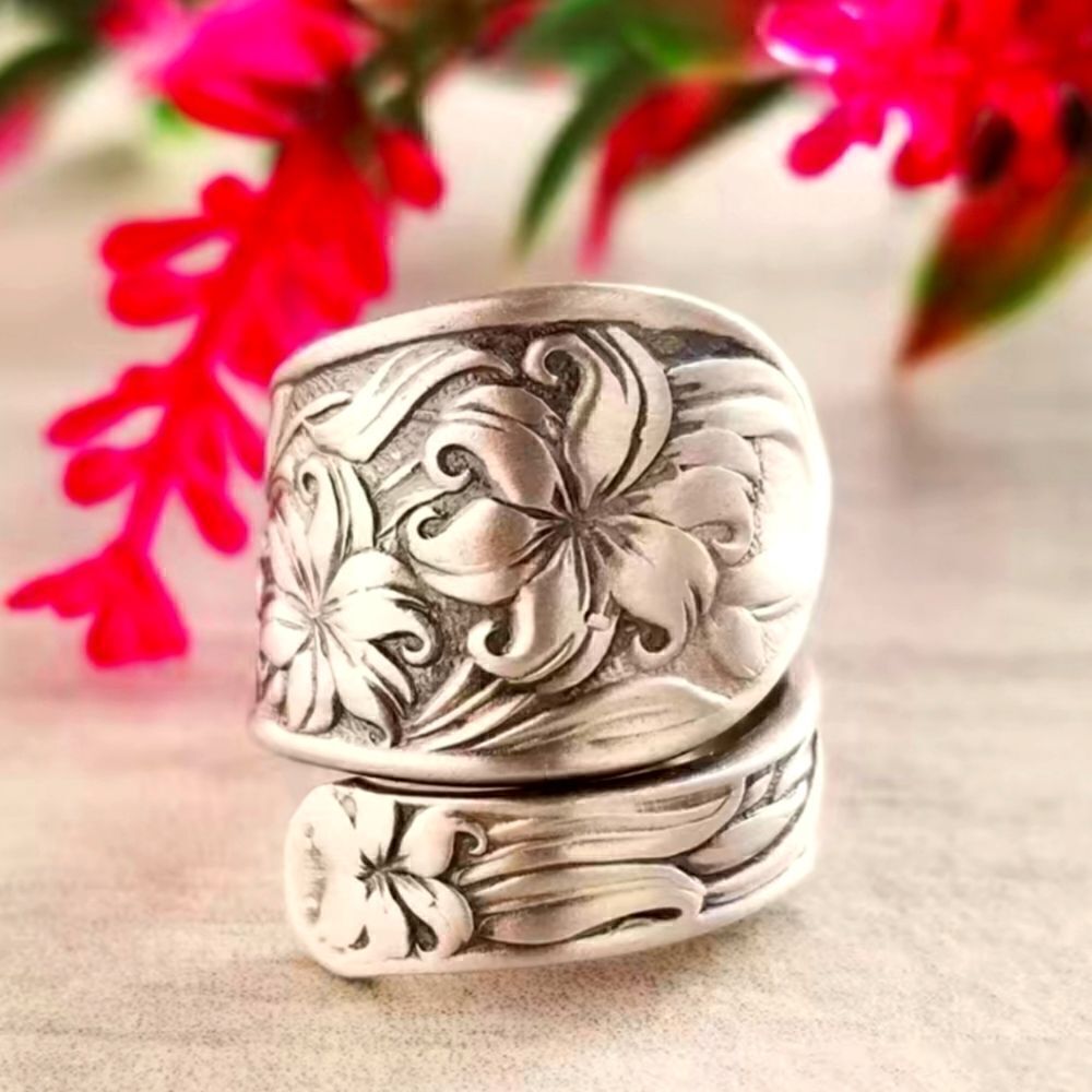Vintage Style Adjustable Ring Dainty Flower On The Band